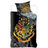 Dětské bavlněné povlečení pro fanoušky filmové ságy Harry Potter. Základní vlastnosti:rozměry (šxd): 140x200, 70x90 cm. tolerance rozměrů +-5%. licenční výrobek. 100% bavlna. z každé strany je jiný vzor. zapínání na patentky. praní na 60°C. 