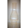 Skleněný cylindr s baňkou o velikosti 23 cm na petrolejovou lampu.  Upozornění: Cylindr je plně funkční, ale na svém povrchu může mít škrábance nebo vzduchové bublinky. Základní vlastnosti:výška cylindru 23 cm. vnější dolní průměr 6,7 cm. vnější průměr baňky 9,7 cm vnější horní průměr 5,0 cm. 