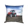 Velmi oblíbený polštářek s motivem traktoru na poli. Základní vlastnosti:rozměry (šxd): 40x40 cm. materiál povlaku:  50% bavlna, 50% PES. potah není snímatelný. výplň z dutého vlákna. 