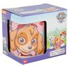 Dětský porcelánový hrnek 2. jakosti s motivy z animovaného seriálu Paw Patrol (Tlapková patrola). Upozornění: Jedná se o 2. jakost. Nádobí 2. jakosti je použitelné, pouze na svém povrchu může mít menší kaz, odřenou barvu, uštípnutí ve spodní části apod. Základní vlastnosti:dárkové balení. objem: 325 ml. rozměry (šxv): 8x9 cm. licenční výrobek. lze mýt v myčce. lze používat v mikrovlnce. 