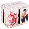 Dětský porcelánový hrnek s motivy z filmové ságy Harry Potter. Základní vlastnosti:dárkové balení. objem: 325 ml. rozměry (šxv): 8x9,5 cm. licenční výrobek. lze mýt v myčce. lze používat v mikrovlnce. 